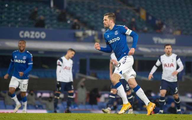 双方球员在 双方球员在